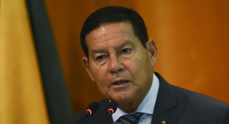 Para Mourão, grande erro do governo Bolsonaro na pandemia foi falta de orientação à população